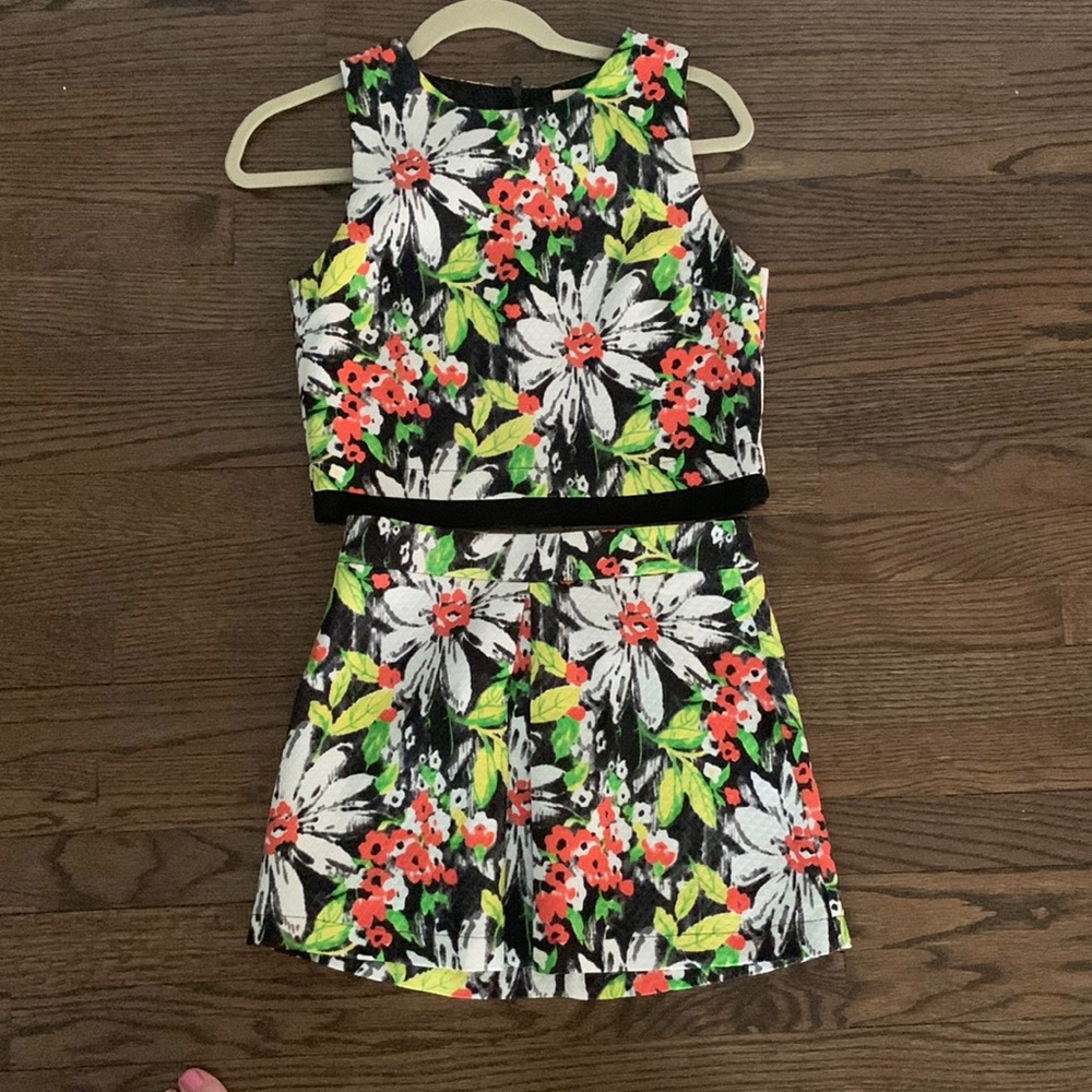 Matching flowered set. Top size S and skirt size xs
